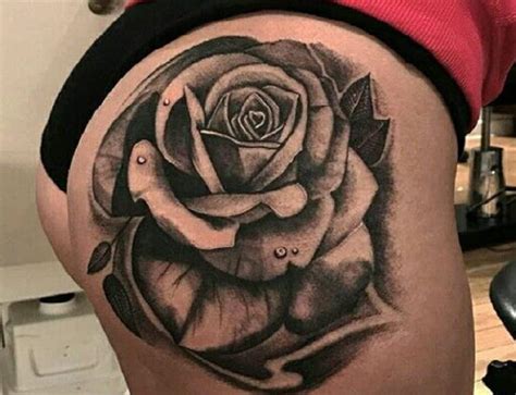 Tatuajes femeninos grandes en la nalga